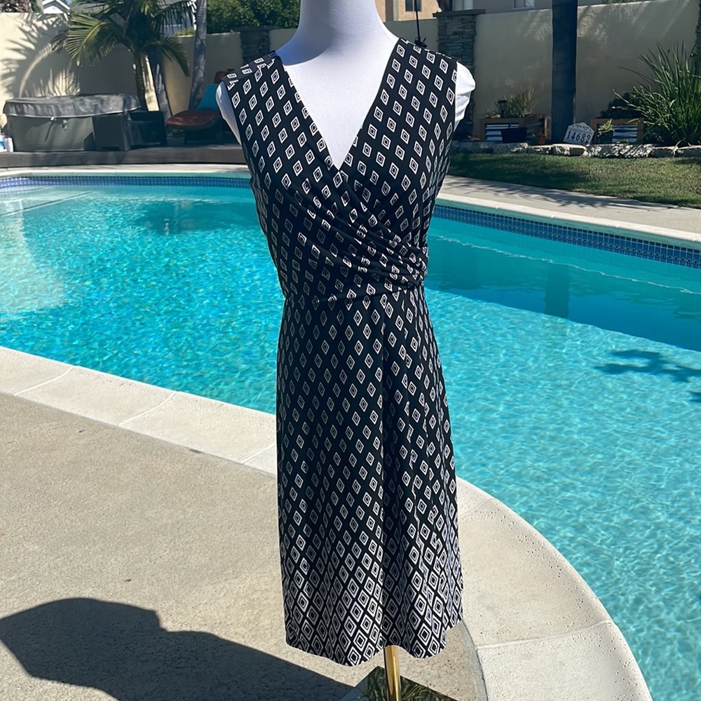 White House Black Market | Aline black & white dress | Sz 00